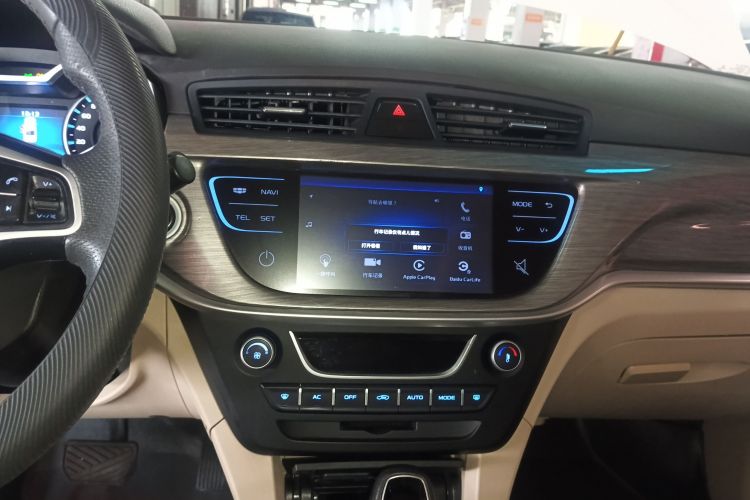 吉利汽车 帝豪 2017款 三厢百万款 1.5L CVT豪华型中控内饰16