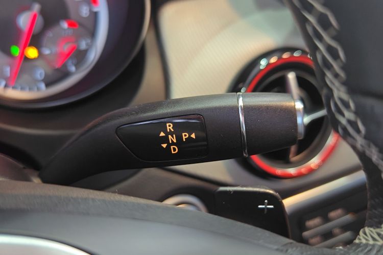 奔驰GLA 2016款 GLA 220 4MATIC 豪华型中控内饰18