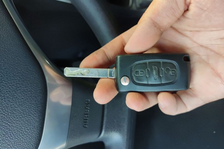 标致308 2014款 乐享版 经典 1.6L 手动优尚型中控内饰11