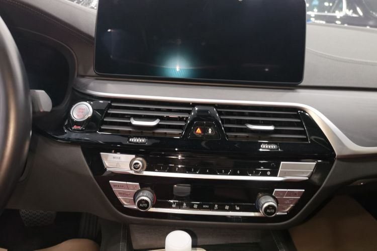 宝马5系 2023款 530Li 领先型 M运动套装中控内饰16