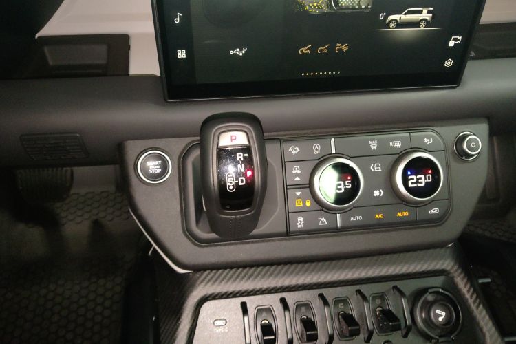 路虎卫士 2024款 110 3.0T P400 暗黑特别版中控内饰18