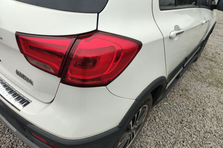 哈弗H1 2016款 改款 蓝标 1.5L 手动豪华型车身外观9