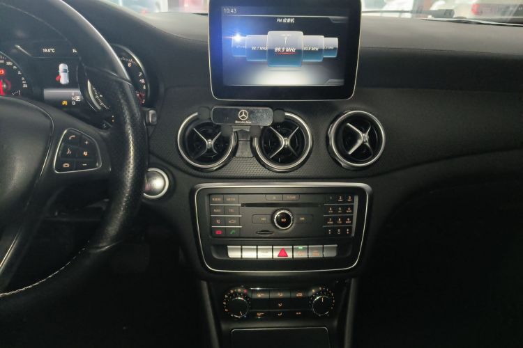 奔驰GLA 2017款 GLA 200 时尚型中控内饰16