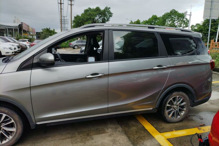 宝骏730 2019款 1.5T CVT时尚型 7座 国V车身外观4