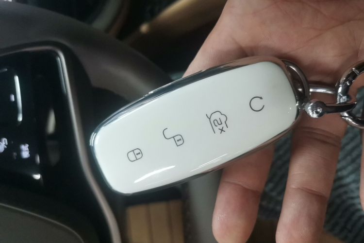 腾势D9 2024款 DM-i 980 四驱旗舰型中控内饰7001