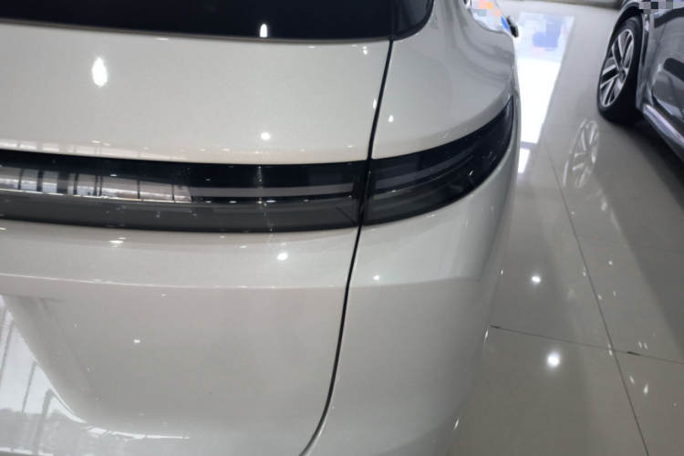 理想汽车 理想L7 2024款 Ultra车身外观9