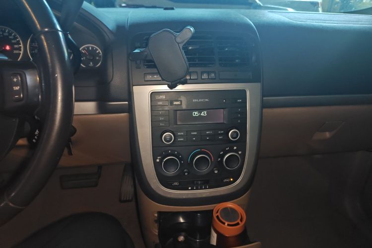 别克GL8 2013款 2.4L 行政版中控内饰16