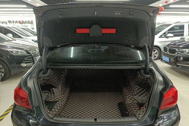 宝马5系 2018款 530Li 尊享型 豪华套装机舱底盘23