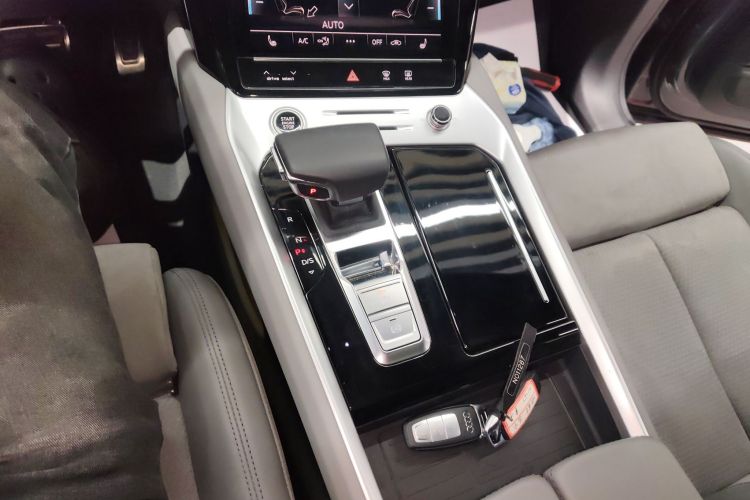 奥迪Q6 2023款 45 TFSI quattro 齐云型 飞骑套装中控内饰18