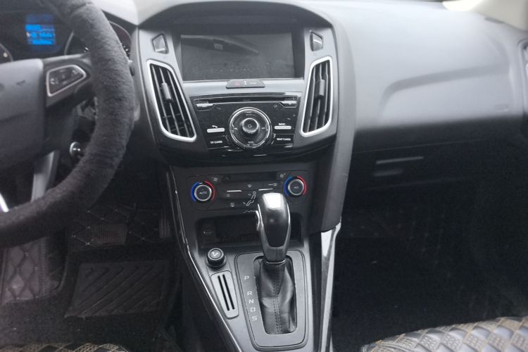 福特 福克斯 2015款 三厢 1.6L 自动风尚型中控内饰16