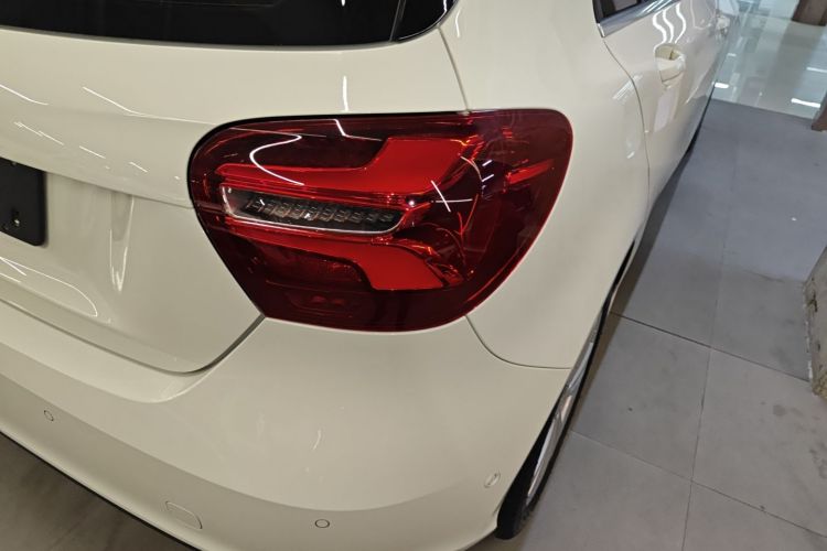 奔驰A级(进口) 2018款 A 200 动感型车身外观9