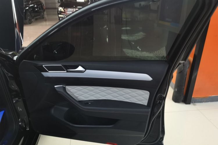 大众 迈腾 2023款 200万辆纪念版 330TSI DSG豪华型中控内饰7005