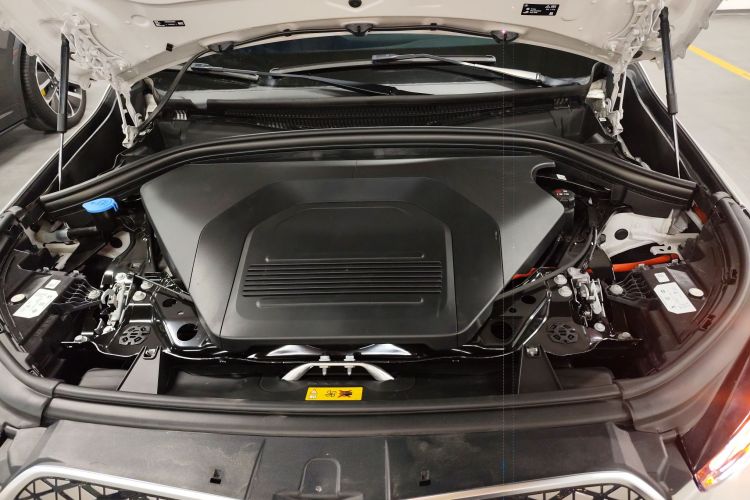 宝马iX1 2023款 eDrive25L X设计套装机舱底盘24