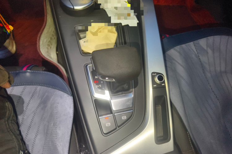 奥迪A4L 2020款 40 TFSI 时尚动感型中控内饰18