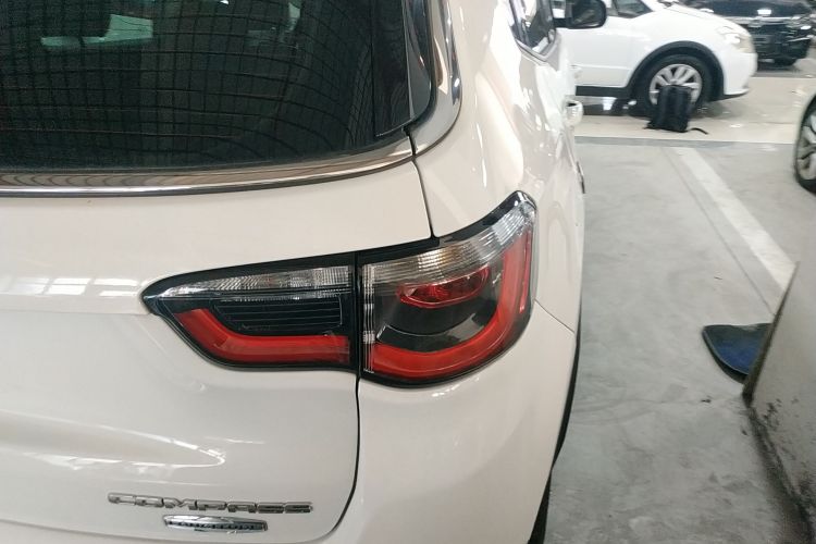 Jeep 指南者 2019款 200T 自动家享-互联大屏版车身外观9