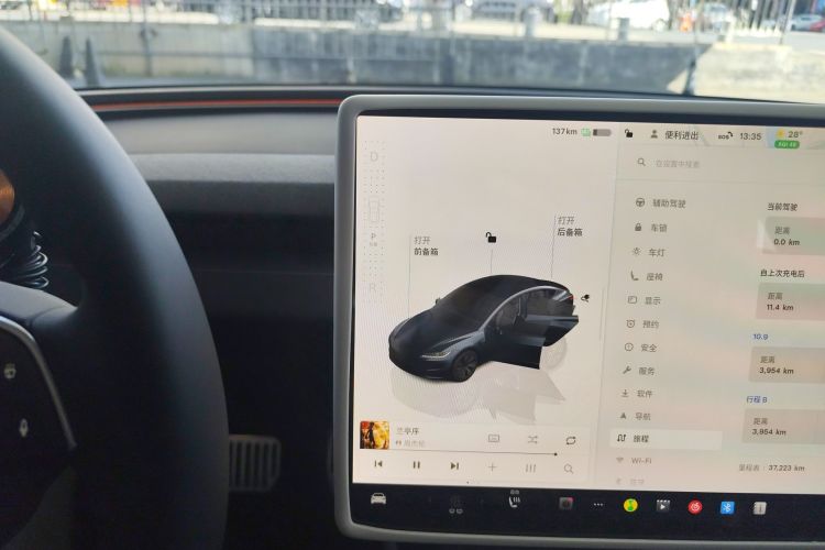特斯拉 Model 3 2023款 长续航全轮驱动版中控内饰18