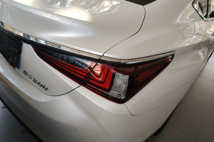 雷克萨斯ES 2023款 200 卓越版车身外观9