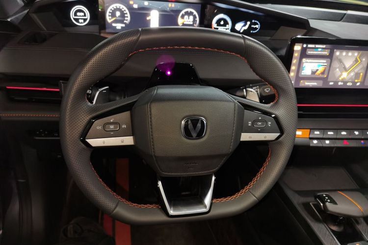 长安UNI-V 2024款 1.5T 尊贵型中控内饰13