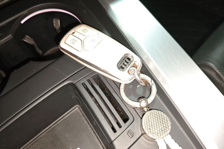 奥迪A4L 2022款 40 TFSI 时尚动感型中控内饰11