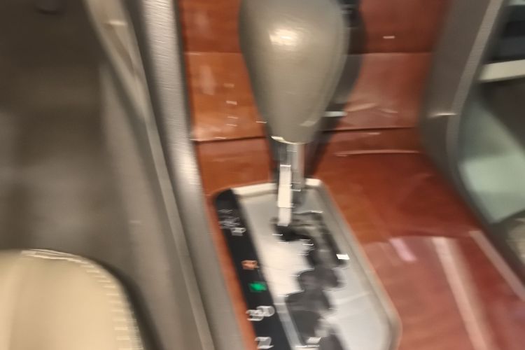 丰田 凯美瑞 2013款 200E 经典精英版中控内饰18