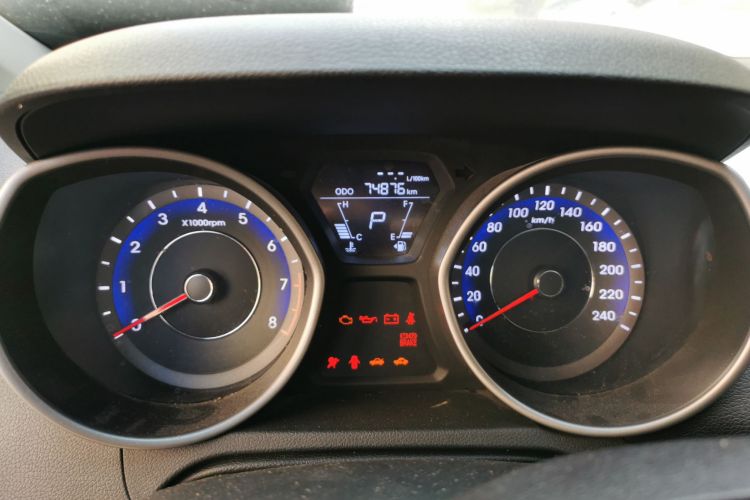 现代 朗动 2015款 1.6L 自动时尚型中控内饰15