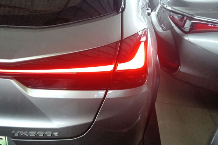 雷克萨斯UX新能源 2020款 300e 纯·悦版车身外观9