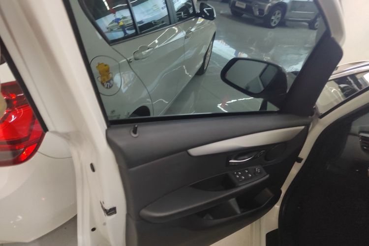 宝马2系多功能旅行车 2019款 220i 领先型中控内饰7007