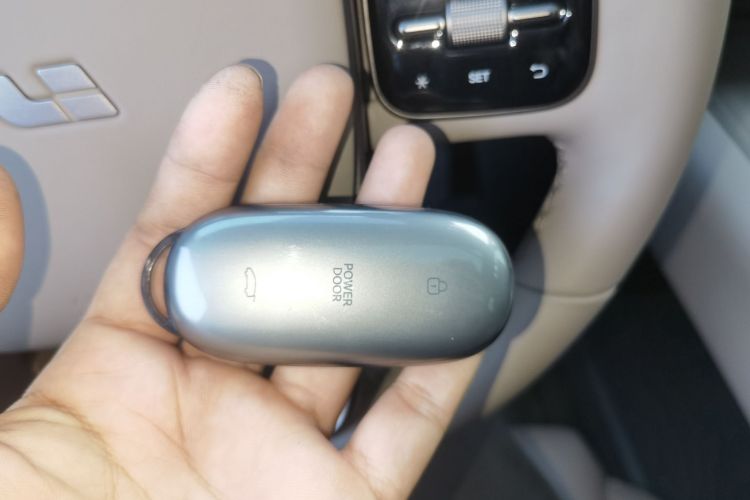 理想汽车 理想MEGA 2025款 Home 家庭特别版中控内饰7001