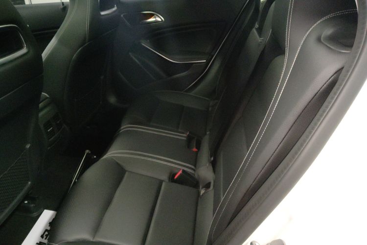 奔驰GLA 2019款 GLA 200 时尚型中控内饰21