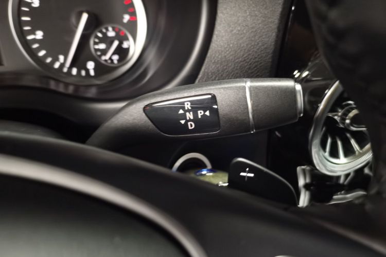 奔驰 威霆 2023款 2.0T 精英版 7座中控内饰18