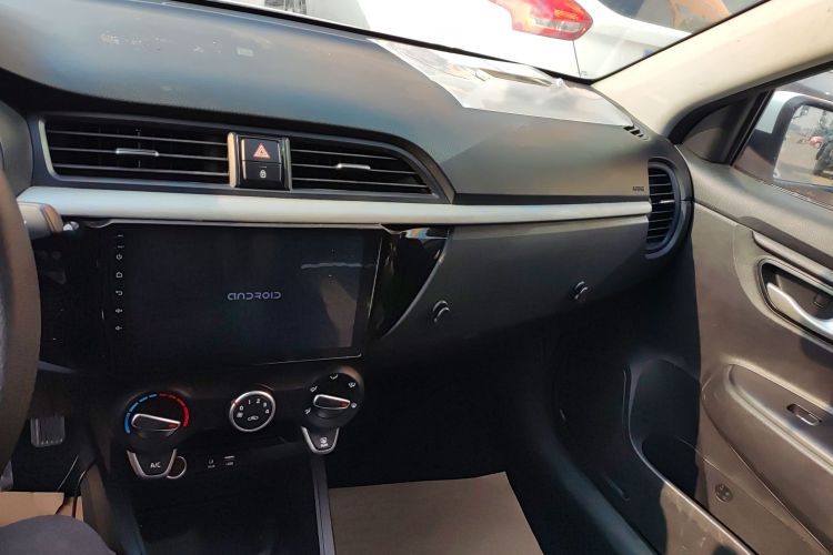 起亚K2 2017款 三厢 1.4L MT GLS局部细节16