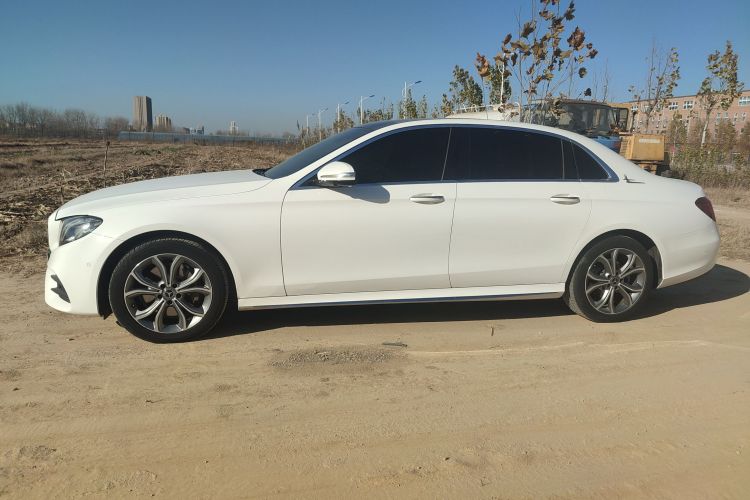 奔驰E级 2020款 改款 E 300 L 运动时尚型车身外观4