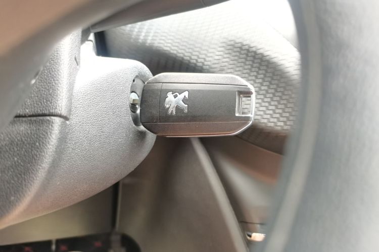 标致2008 2014款 1.6L 自动时尚版中控内饰7001