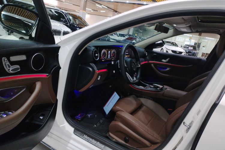 奔驰E级 2018款 E 200 L 运动型中控内饰7003