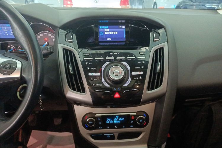 福特 福克斯 2012款 两厢 2.0L 手动豪华运动型中控内饰16