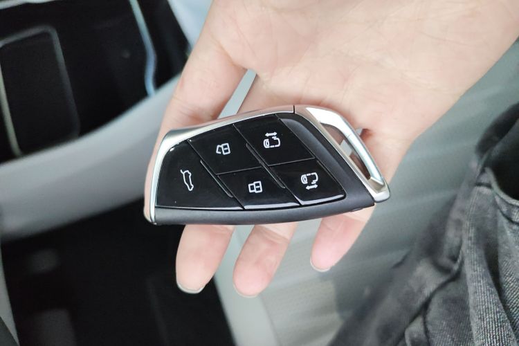 上汽大通MAXUS 大通G90 2022款 2.0T 星际七座版中控内饰7001