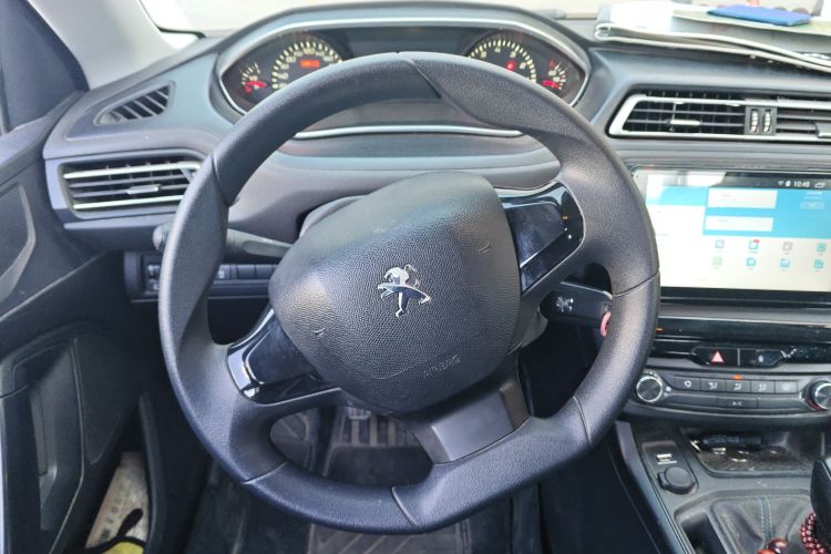 标致308 2016款 1.6L 手动时尚版中控内饰13