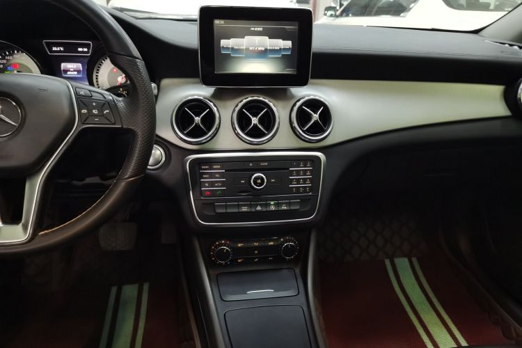 奔驰GLA 2016款 GLA 200 时尚型中控内饰16