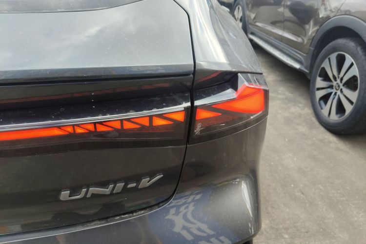 长安UNI-V 2022款 1.5T 尊贵型车身外观9