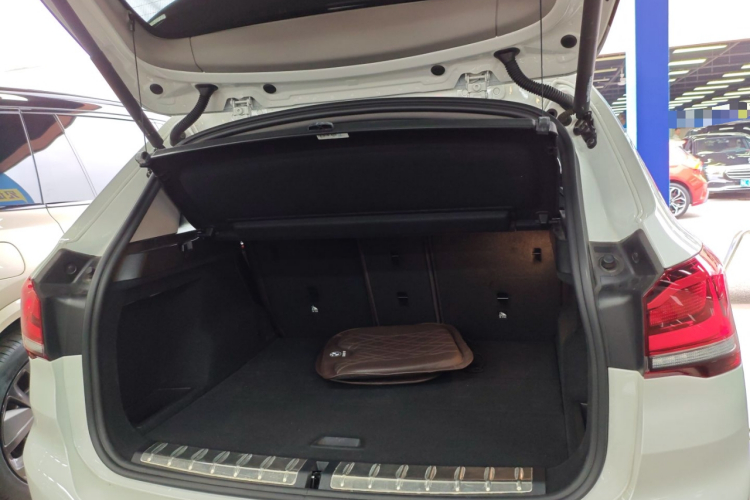 宝马X1 2022款 xDrive25Li 尊享型机舱底盘23