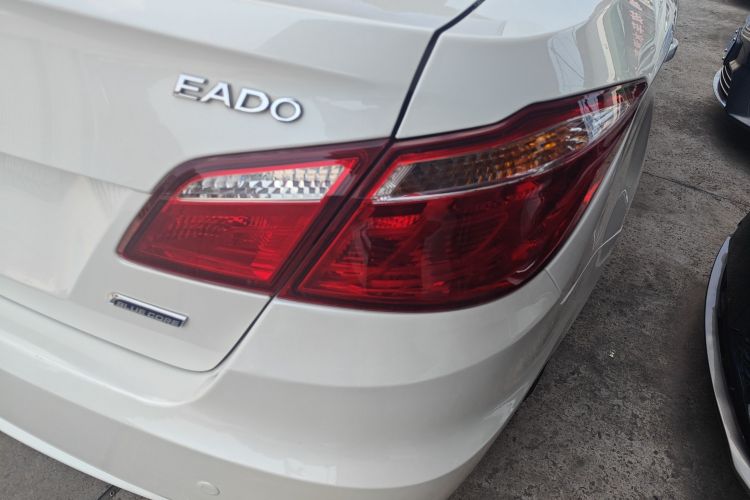 长安 逸动 2015款 1.6L 自动豪华型车身外观9