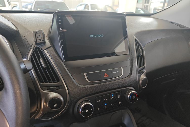 北京现代ix35 2015款 2.0L  手动两驱舒适型 国IV中控内饰16