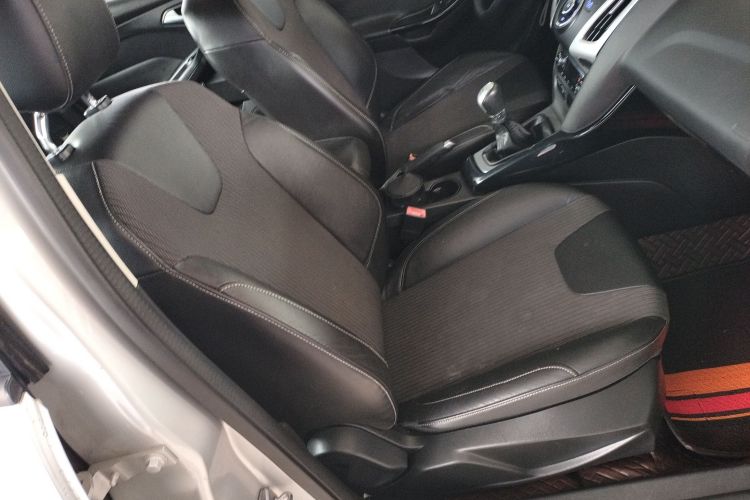 福特 福克斯 2012款 三厢 1.6L 手动风尚型局部细节41