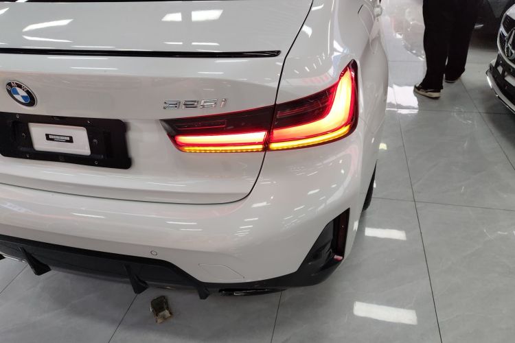 宝马3系 2023款 325i M运动曜夜套装车身外观9