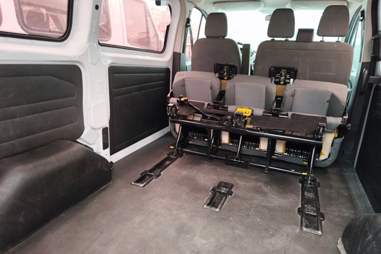 福特 全顺 2017款 2.0T柴油多功能商用车短轴中顶国V中控内饰7004