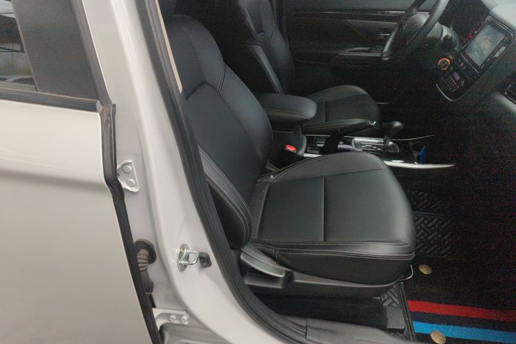 三菱 欧蓝德 2021款 改款 2.0L 两驱畅行版 5座局部细节41