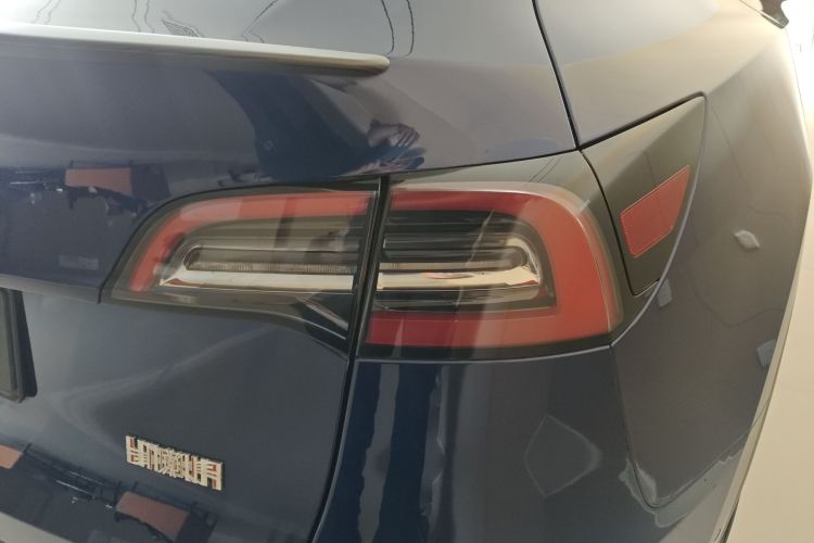 特斯拉 Model Y 2022款 Performance高性能全轮驱动版车身外观9