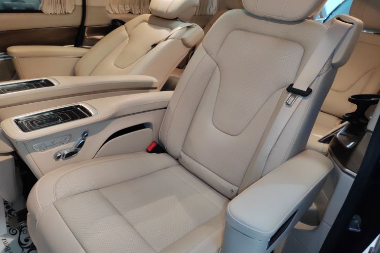 奔驰V级 2020款 V 260 L 长轴距豪华版中控内饰21