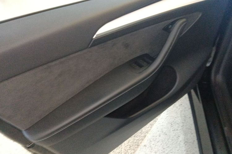 特斯拉 Model Y 2022款 Performance高性能全轮驱动版中控内饰7007