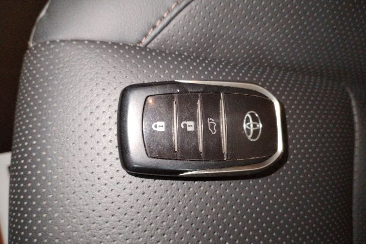 丰田 汉兰达 2018款 2.0T 四驱尊贵版 7座 国VI中控内饰7001